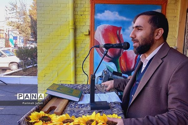 گرامیداشت دهه فجر و نواختن زنگ انقلاب در دبیرستان شهید زهره‌وند شهرستان قرچک