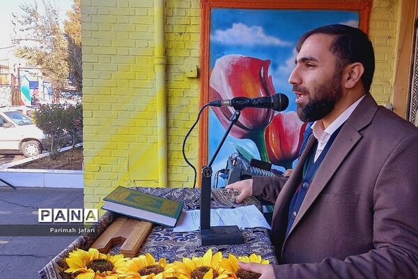 گرامیداشت دهه فجر و نواختن زنگ انقلاب در دبیرستان شهید زهره‌وند شهرستان قرچک