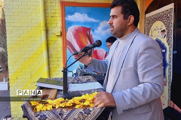 گرامیداشت دهه فجر و نواختن زنگ انقلاب در دبیرستان شهید زهره‌وند شهرستان قرچک