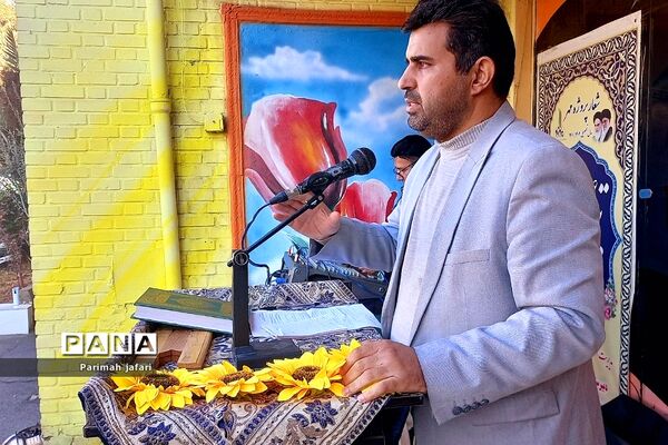 گرامیداشت دهه فجر و نواختن زنگ انقلاب در دبیرستان شهید زهره‌وند شهرستان قرچک