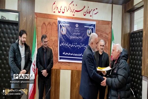 نشست خبری مدیر آموزش و پرورش عباس آباد با خبرنگاران