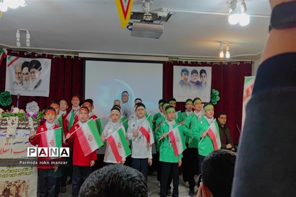 زنگ انقلاب  همزمان با سراسر کشور در مدارس استان فارس نواخته شد