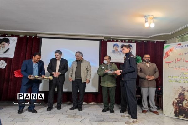 زنگ انقلاب  همزمان با سراسر کشور در مدارس استان فارس نواخته شد