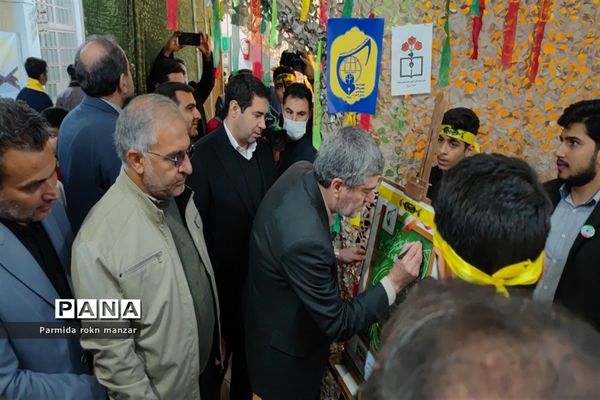 زنگ انقلاب  همزمان با سراسر کشور در مدارس استان فارس نواخته شد