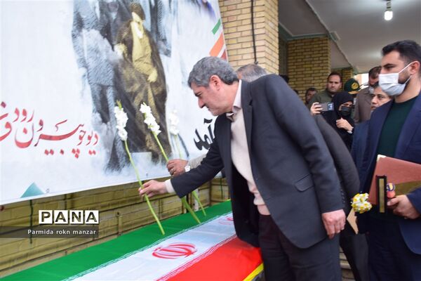 زنگ انقلاب  همزمان با سراسر کشور در مدارس استان فارس نواخته شد