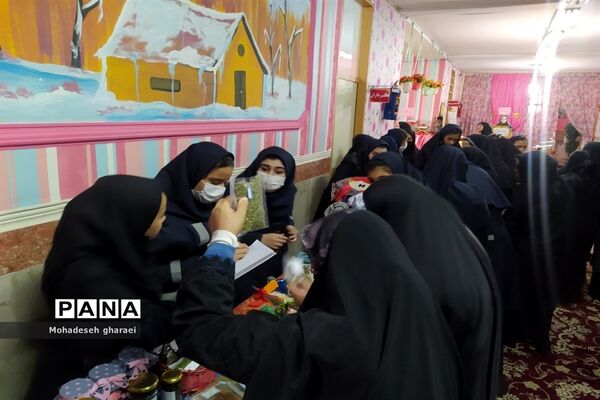 برگزاری بازارچه دانش‌آموزی در دبیرستان نوشین بختیاری بخش جوادآباد