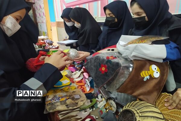 برگزاری بازارچه دانش‌آموزی در دبیرستان نوشین بختیاری بخش جوادآباد