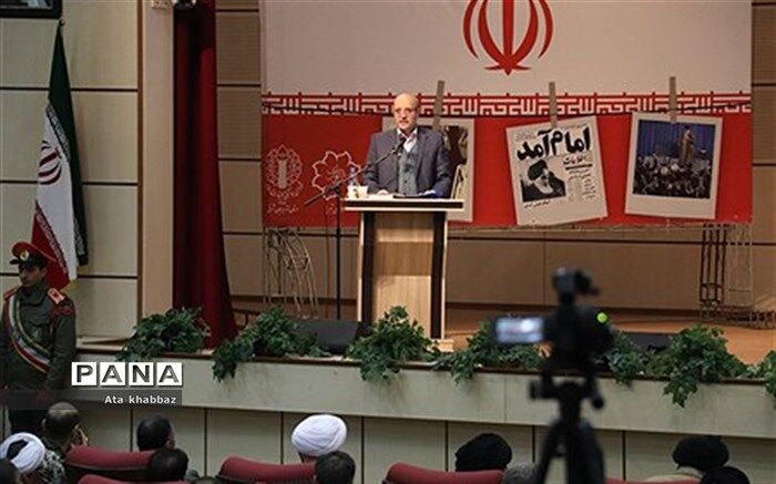 امام خمینی عزت، عظمت و وجد اسلامی را با آمدن خود به ملت ایران ارمغان آورد