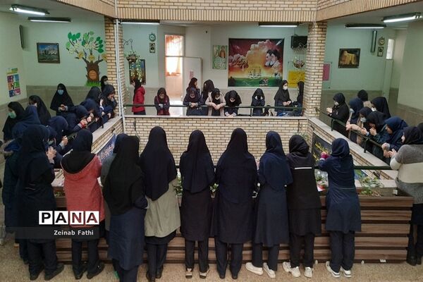 آغاز برنامه‌های دهه فجر در دبیرستان دخترانه فیض کاشانی منطقه ۱۴