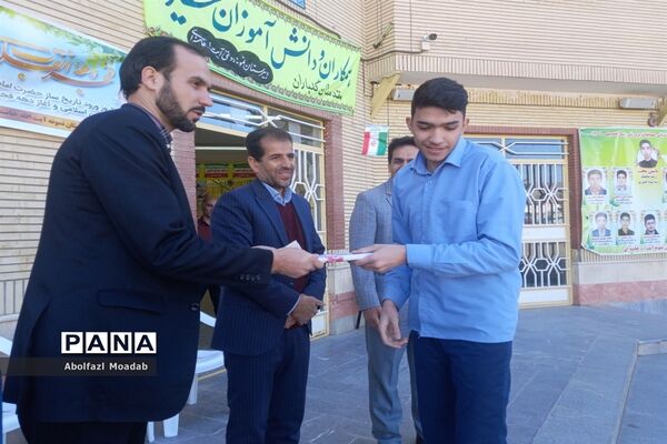 جشن شکوه و اقتدار همراه با جنگ شادی در دبیرستان نمونه پسرانه آیت الله خامنه‌ای کاشمر