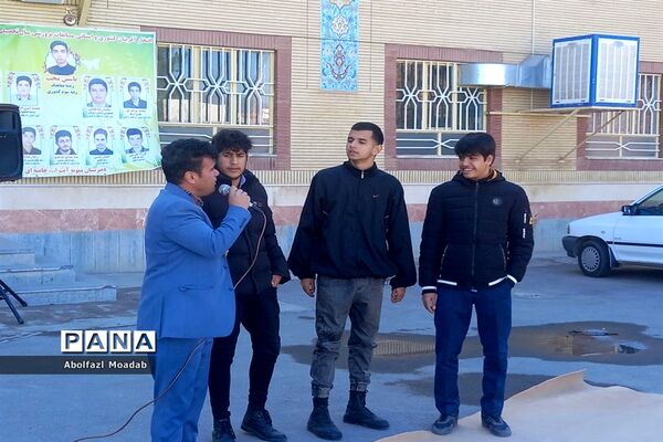 جشن شکوه و اقتدار همراه با جنگ شادی در دبیرستان نمونه پسرانه آیت الله خامنه‌ای کاشمر