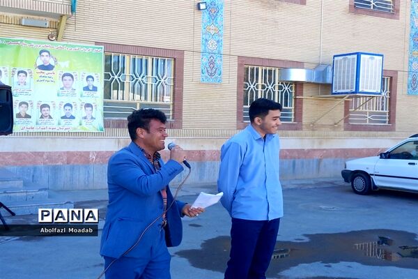 جشن شکوه و اقتدار همراه با جنگ شادی در دبیرستان نمونه پسرانه آیت الله خامنه‌ای کاشمر