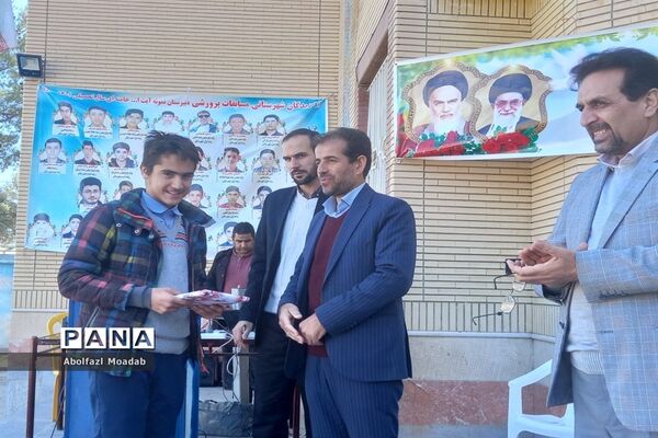 جشن شکوه و اقتدار همراه با جنگ شادی در دبیرستان نمونه پسرانه آیت الله خامنه‌ای کاشمر