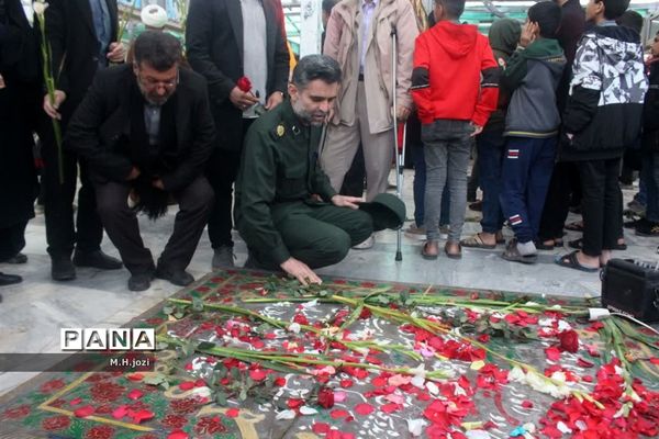 گلباران مزار شهدای قم  بمناسبت دهه فجر