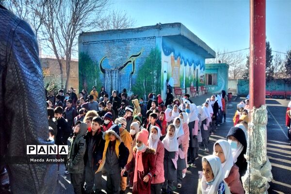 جشن و پذیرایی دانش‌آموزان مدرسه امام محمد باقر(ع) به‌مناسبت دهه فجر
