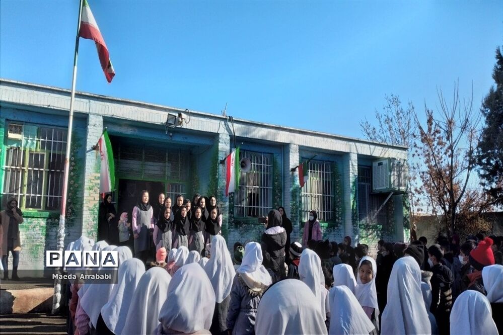 جشن و پذیرایی دانش‌آموزان مدرسه امام محمد باقر(ع) به‌مناسبت دهه فجر