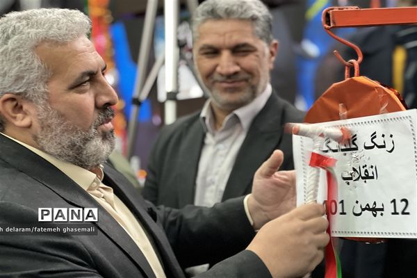 نواختن زنگ گلبانگ انقلاب اسلامی در گلستان