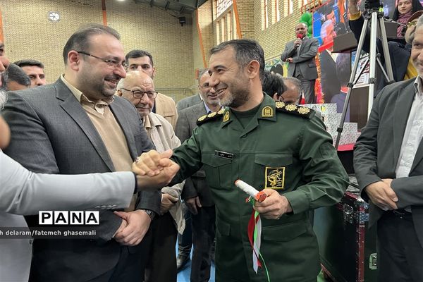 نواختن زنگ گلبانگ انقلاب اسلامی در گلستان