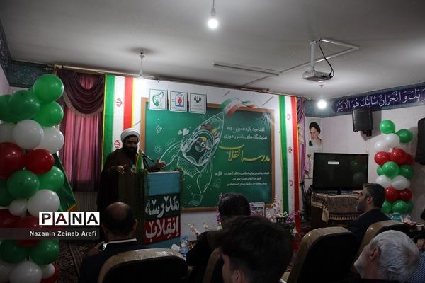 نمایشگاه دانش‌آموزی مدرسه انقلاب در اسلامشهر