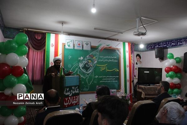 نمایشگاه دانش‌آموزی مدرسه انقلاب در اسلامشهر