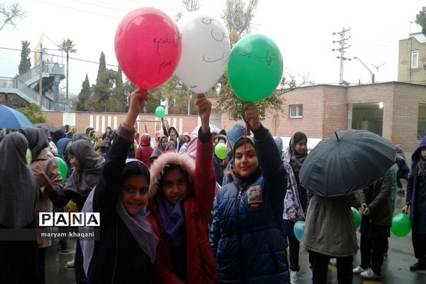 نواخته شدن زنگ انقلاب در دبستان‌های ناحیه 3 شیراز