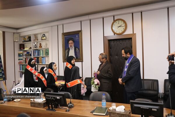 دیدار صمیمی دانش‌آموزان با مدیرکل و معاون پرورشی خراسان رضوی به مناسبت روز پدر