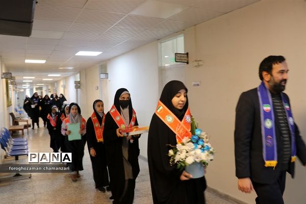 دیدار صمیمی دانش‌آموزان با مدیرکل و معاون پرورشی خراسان رضوی به مناسبت روز پدر