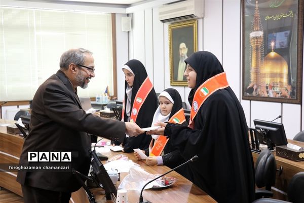 دیدار صمیمی دانش‌آموزان با مدیرکل و معاون پرورشی خراسان رضوی به مناسبت روز پدر