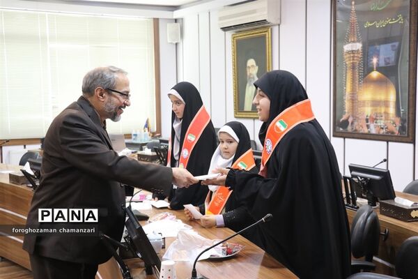 دیدار صمیمی دانش‌آموزان با مدیرکل و معاون پرورشی خراسان رضوی به مناسبت روز پدر