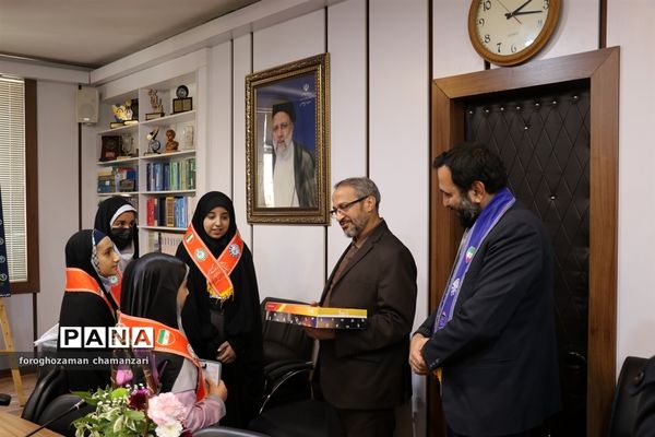 دیدار صمیمی دانش‌آموزان با مدیرکل و معاون پرورشی خراسان رضوی به مناسبت روز پدر