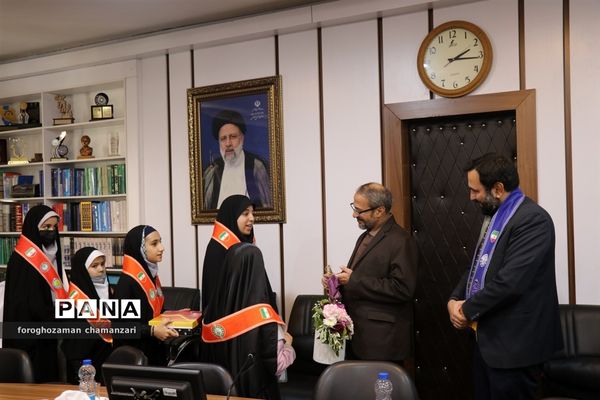 دیدار صمیمی دانش‌آموزان با مدیرکل و معاون پرورشی خراسان رضوی به مناسبت روز پدر