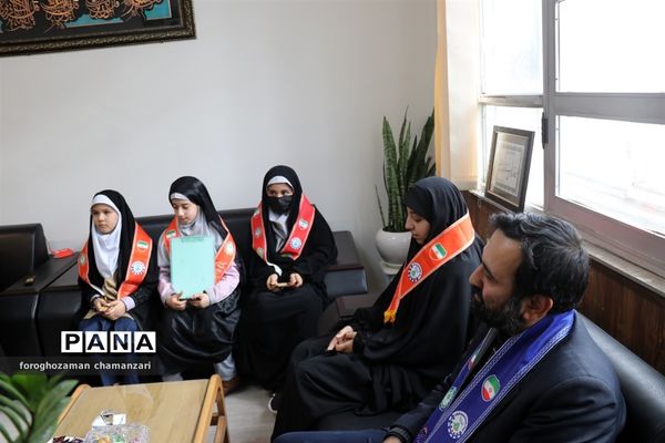 دیدار صمیمی دانش‌آموزان با مدیرکل و معاون پرورشی خراسان رضوی به مناسبت روز پدر