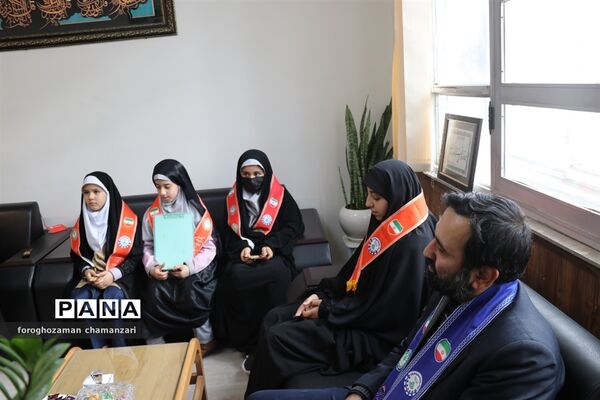 دیدار صمیمی دانش‌آموزان با مدیرکل و معاون پرورشی خراسان رضوی به مناسبت روز پدر