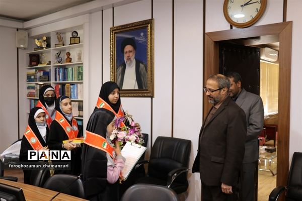 دیدار صمیمی دانش‌آموزان با مدیرکل و معاون پرورشی خراسان رضوی به مناسبت روز پدر