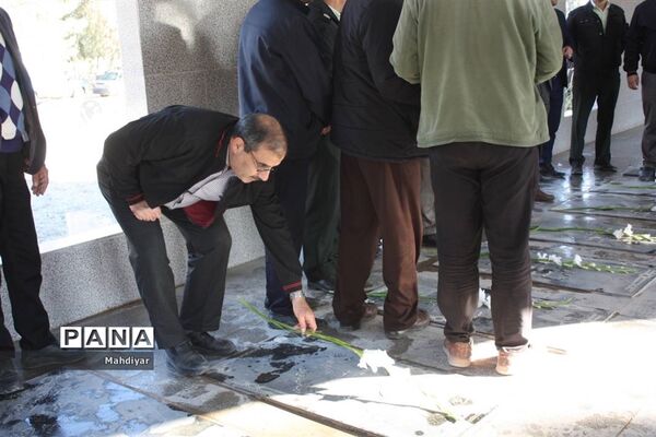 گلباران مزار شهدا در امام‌زاده هادی(ع) شهر جوادآباد