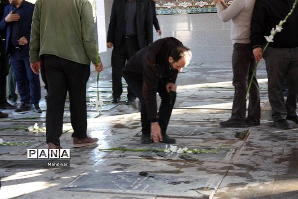 گلباران مزار شهدا در امام‌زاده هادی(ع) شهر جوادآباد