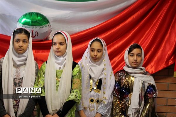 آمادگی دانش‌آموزان برای استقبال از دهه فجر