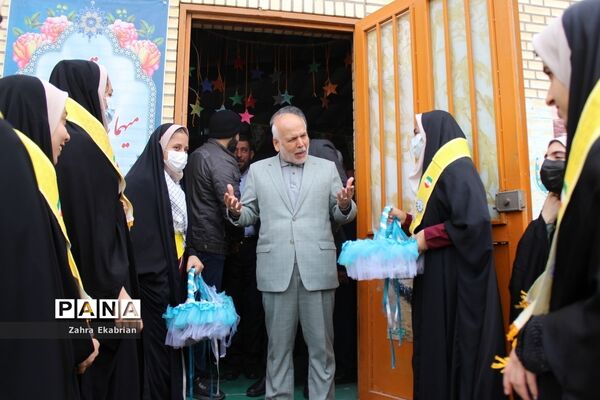 اجرای مراسم دهه فجر انقلاب اسلامی در مدارس بوشهر