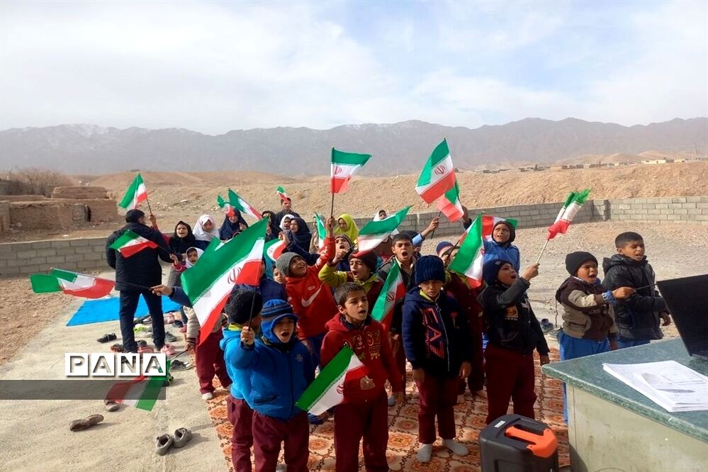 حضور باشکوه دانش‌آموزان در برنامه‌های دهه مبارک فجر در خراسان جنوبی