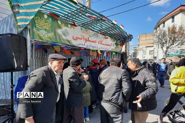 حضور فعال دانش‌آموزان در ایام مبارک دهه فجر در نمازجمعه مصلی بزرگ شهرستان قدس
