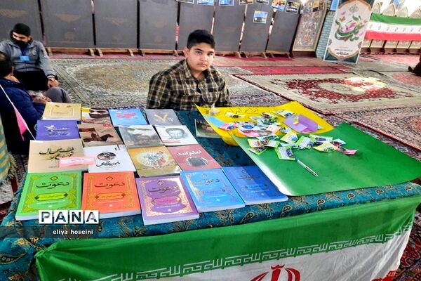 حضور فعال دانش‌آموزان در ایام مبارک دهه فجر در نمازجمعه مصلی بزرگ شهرستان قدس