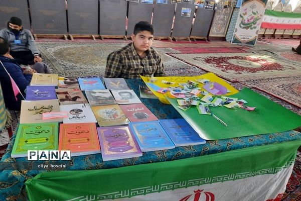 حضور فعال دانش‌آموزان در ایام مبارک دهه فجر در نمازجمعه مصلی بزرگ شهرستان قدس