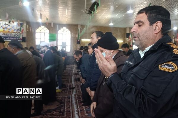 غبارروبی مزارشهدا و اجرای گروه سرود دانش‌آموزی در نمازجمعه فشافویه