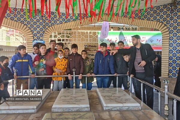 غبارروبی مزارشهدا و اجرای گروه سرود دانش‌آموزی در نمازجمعه فشافویه