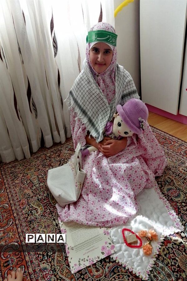 نماز خواندن دانش‌آموزان با هدایایی که دیروز در جشن فرشته‌ها گرفتند