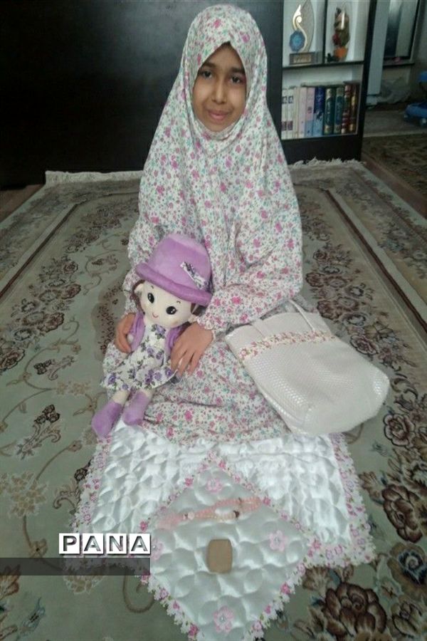 نماز خواندن دانش‌آموزان با هدایایی که دیروز در جشن فرشته‌ها گرفتند