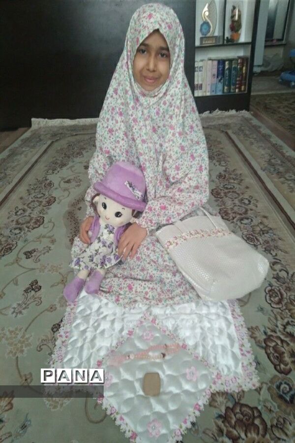 نماز خواندن دانش‌آموزان با هدایایی که دیروز در جشن فرشته‌ها گرفتند