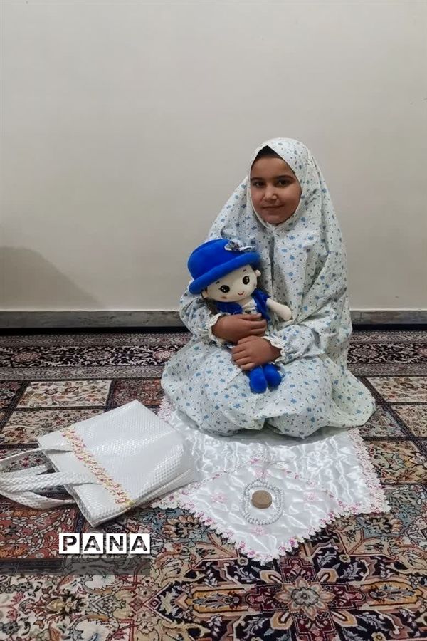 نماز خواندن دانش‌آموزان با هدایایی که دیروز در جشن فرشته‌ها گرفتند