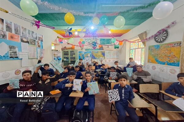 کار زیبای دانش‌آموزان آموزشگاه حر در روز میلاد امام علی ( ع)