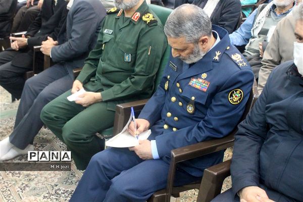 رونمایی از کتاب «امیر خط شکن» با حضور فرمانده‌کل ارتش در قم